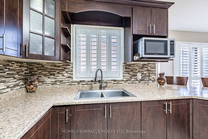 Photo 15 at 9 Ballycastle Crescent, Heart Lake West, Brampton