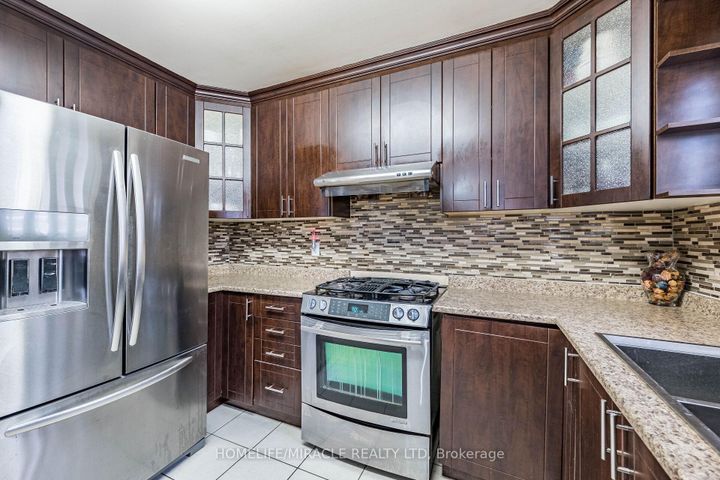 Photo 16 at 9 Ballycastle Crescent, Heart Lake West, Brampton