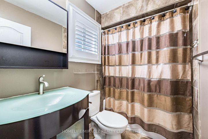 Photo 30 at 9 Ballycastle Crescent, Heart Lake West, Brampton