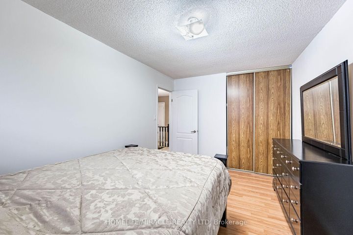 Photo 33 at 9 Ballycastle Crescent, Heart Lake West, Brampton