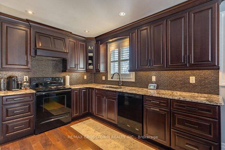 Photo 4 at 101 Crown Crescent, Bradford, Bradford West Gwillimbury