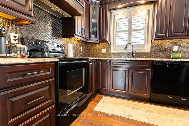 Photo 5 at 101 Crown Crescent, Bradford, Bradford West Gwillimbury