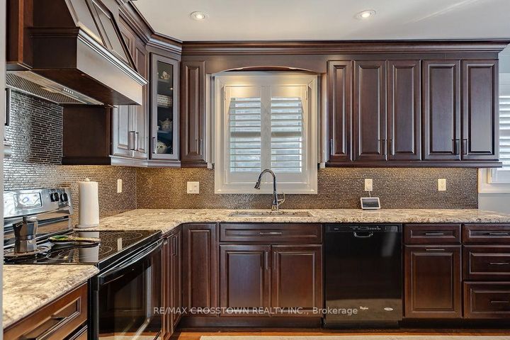 Photo 6 at 101 Crown Crescent, Bradford, Bradford West Gwillimbury