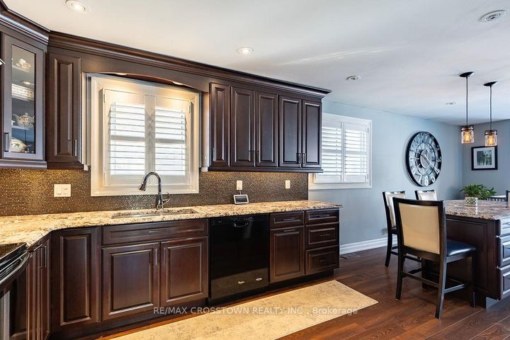 Photo 7 at 101 Crown Crescent, Bradford, Bradford West Gwillimbury