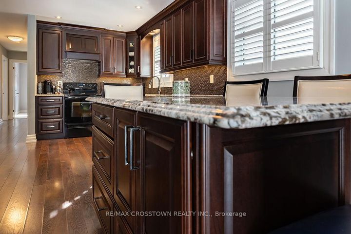 Photo 8 at 101 Crown Crescent, Bradford, Bradford West Gwillimbury