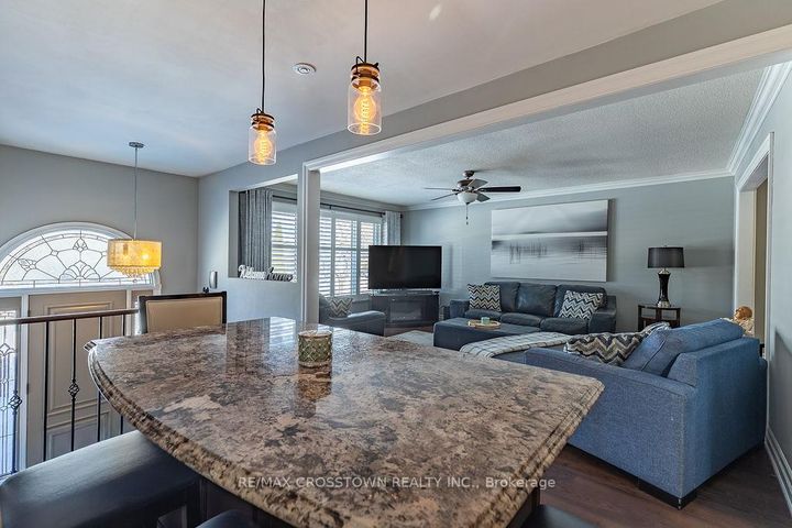 Photo 9 at 101 Crown Crescent, Bradford, Bradford West Gwillimbury