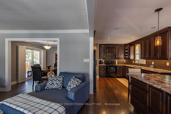 Photo 10 at 101 Crown Crescent, Bradford, Bradford West Gwillimbury