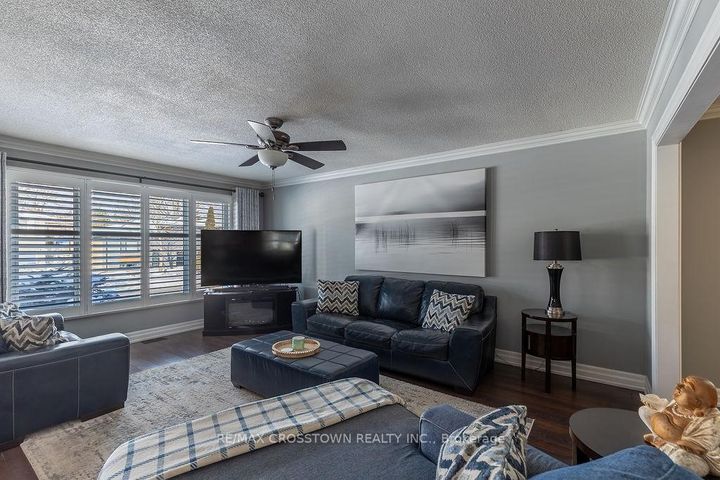 Photo 12 at 101 Crown Crescent, Bradford, Bradford West Gwillimbury