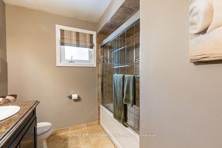 Photo 17 at 101 Crown Crescent, Bradford, Bradford West Gwillimbury