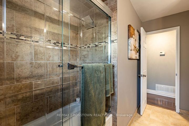 Photo 18 at 101 Crown Crescent, Bradford, Bradford West Gwillimbury