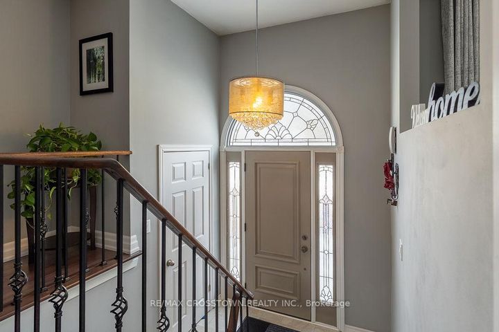 Photo 23 at 101 Crown Crescent, Bradford, Bradford West Gwillimbury