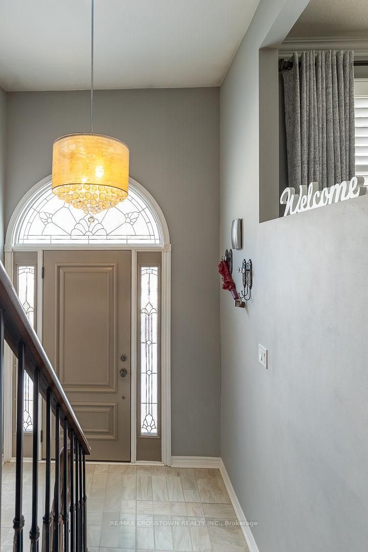 Photo 24 at 101 Crown Crescent, Bradford, Bradford West Gwillimbury