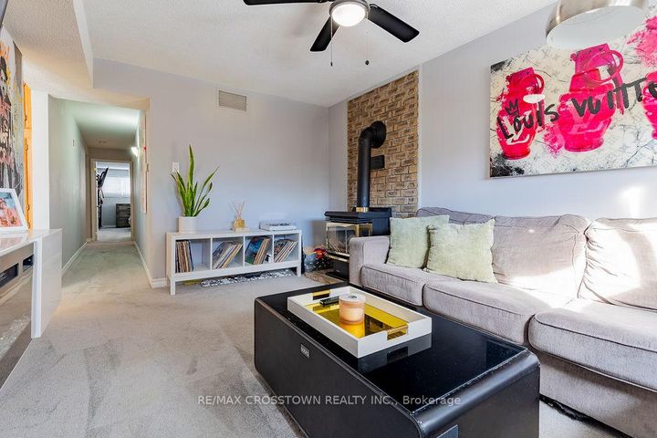 Photo 27 at 101 Crown Crescent, Bradford, Bradford West Gwillimbury