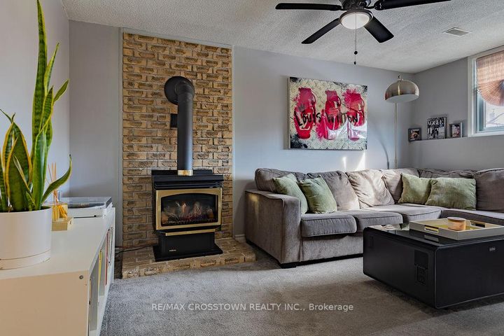 Photo 29 at 101 Crown Crescent, Bradford, Bradford West Gwillimbury