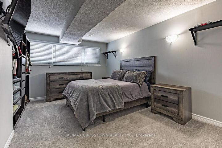 Photo 31 at 101 Crown Crescent, Bradford, Bradford West Gwillimbury