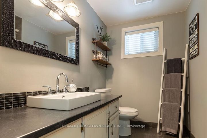 Photo 33 at 101 Crown Crescent, Bradford, Bradford West Gwillimbury