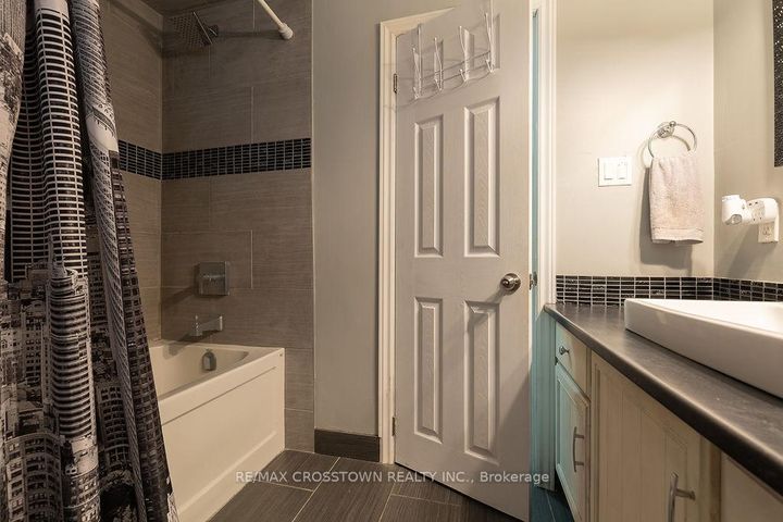 Photo 34 at 101 Crown Crescent, Bradford, Bradford West Gwillimbury