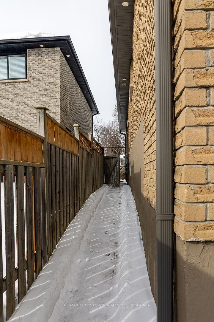 Photo 40 at 101 Crown Crescent, Bradford, Bradford West Gwillimbury