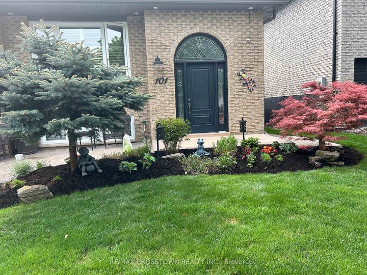 Photo 42 at 101 Crown Crescent, Bradford, Bradford West Gwillimbury