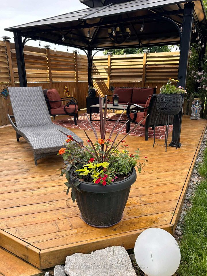 Photo 45 at 101 Crown Crescent, Bradford, Bradford West Gwillimbury