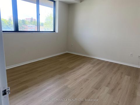 Photo 3 at 303 - 665 Kennedy Road, Kennedy Park, Toronto