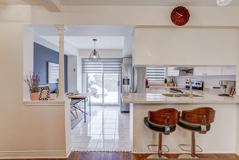 Photo 13 at 37 - 18 Clark Avenue W, Yorkhill, Vaughan