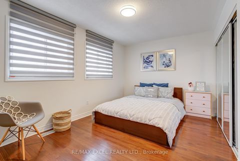 Photo 17 at 37 - 18 Clark Avenue W, Yorkhill, Vaughan