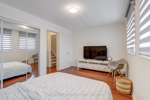 Photo 19 at 37 - 18 Clark Avenue W, Yorkhill, Vaughan