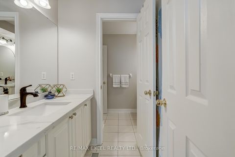 Photo 23 at 37 - 18 Clark Avenue W, Yorkhill, Vaughan