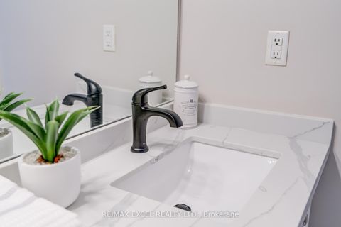 Photo 32 at 37 - 18 Clark Avenue W, Yorkhill, Vaughan