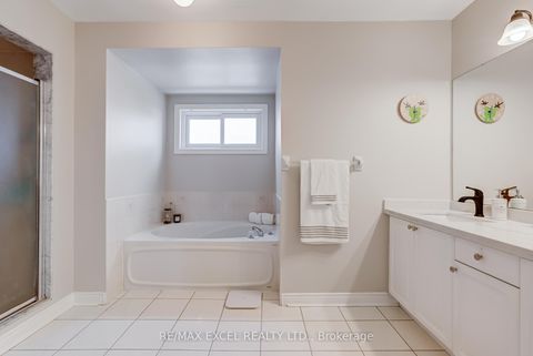 Photo 33 at 37 - 18 Clark Avenue W, Yorkhill, Vaughan