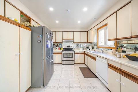 Photo 13 at 262 Boxmoor Place, Fairview, Mississauga