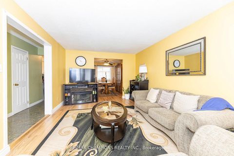 Photo 4 at 17 - 3525 Brandon Gate Drive, Malton, Mississauga