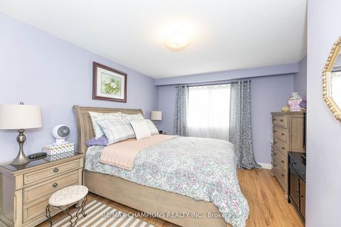 Photo 9 at 17 - 3525 Brandon Gate Drive, Malton, Mississauga
