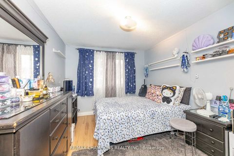 Photo 11 at 17 - 3525 Brandon Gate Drive, Malton, Mississauga