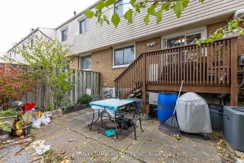 Photo 13 at 17 - 3525 Brandon Gate Drive, Malton, Mississauga