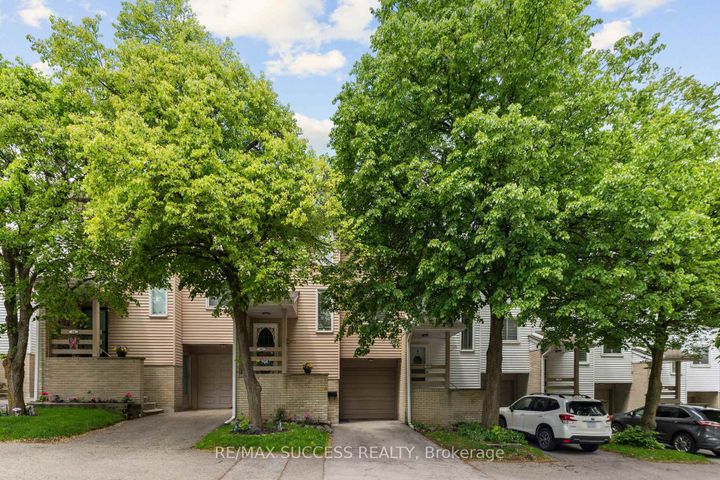 Photo 1 at 82 Lynden Circle, Georgetown, Halton Hills