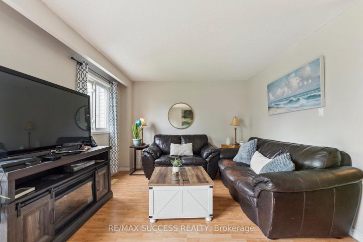 Photo 2 at 82 Lynden Circle, Georgetown, Halton Hills