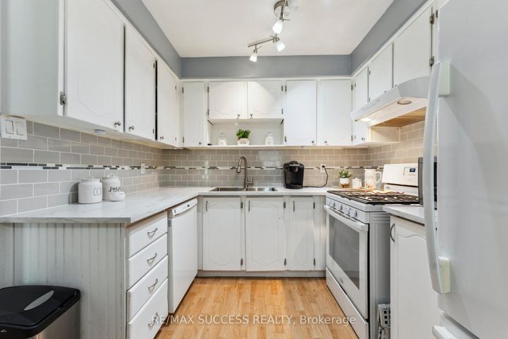 Photo 10 at 82 Lynden Circle, Georgetown, Halton Hills