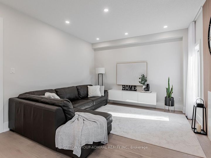 Photo 10 at 109 Barli Crescent, Patterson, Vaughan