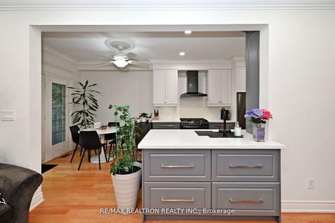 Photo 16 at 100 Kingsbridge Circle, Beverley Glen, Vaughan