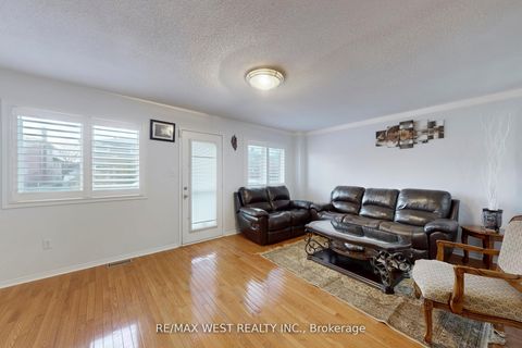 Photo 3 at 40 San Gabriele Place, Humber Summit, Toronto