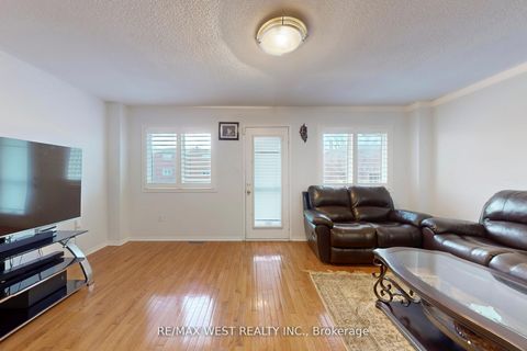 Photo 4 at 40 San Gabriele Place, Humber Summit, Toronto