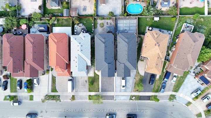 Photo 2 at 5267 BROOKWOOD Court, East Credit, Mississauga