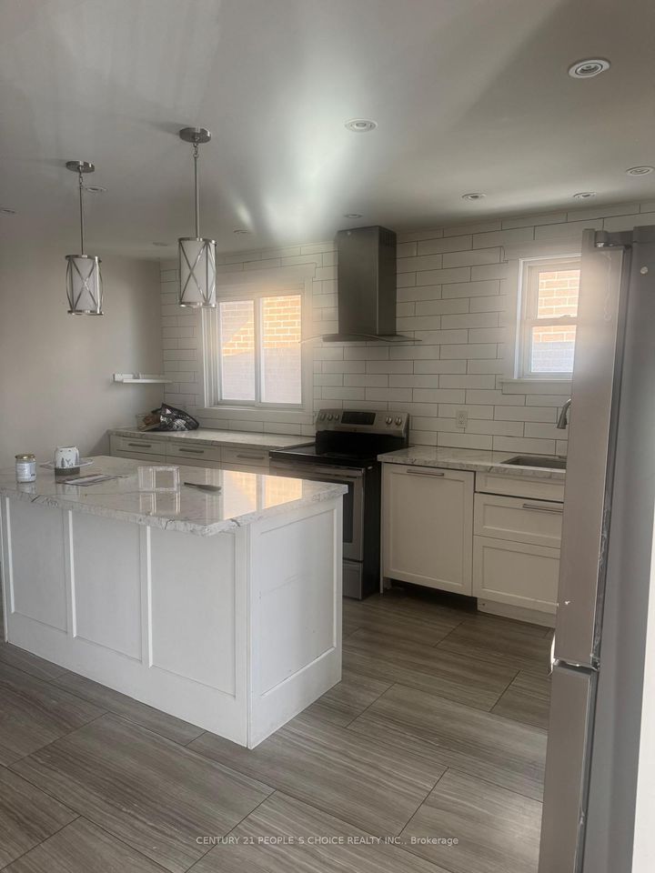 Photo 1 at 14 Albermarle Court, Heart Lake West, Brampton