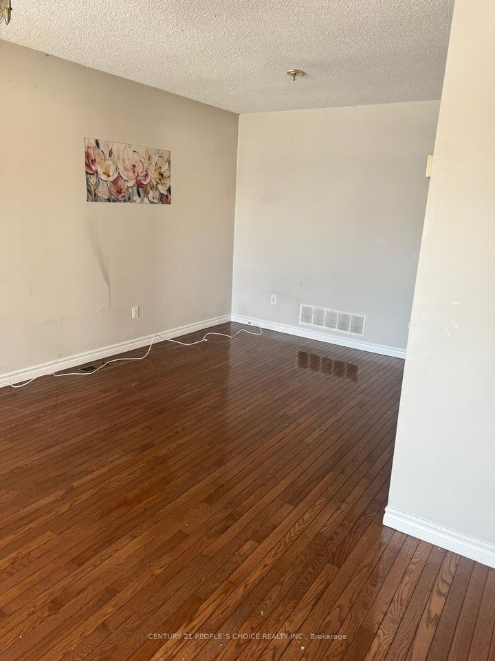 Photo 2 at 14 Albermarle Court, Heart Lake West, Brampton