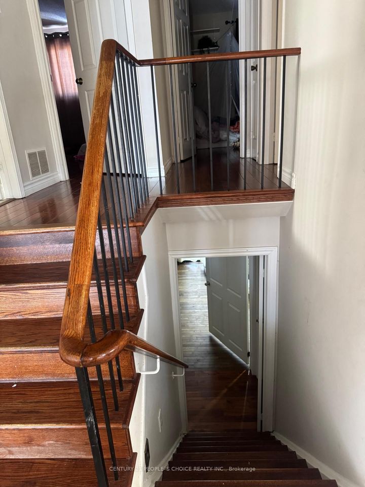 Photo 3 at 14 Albermarle Court, Heart Lake West, Brampton