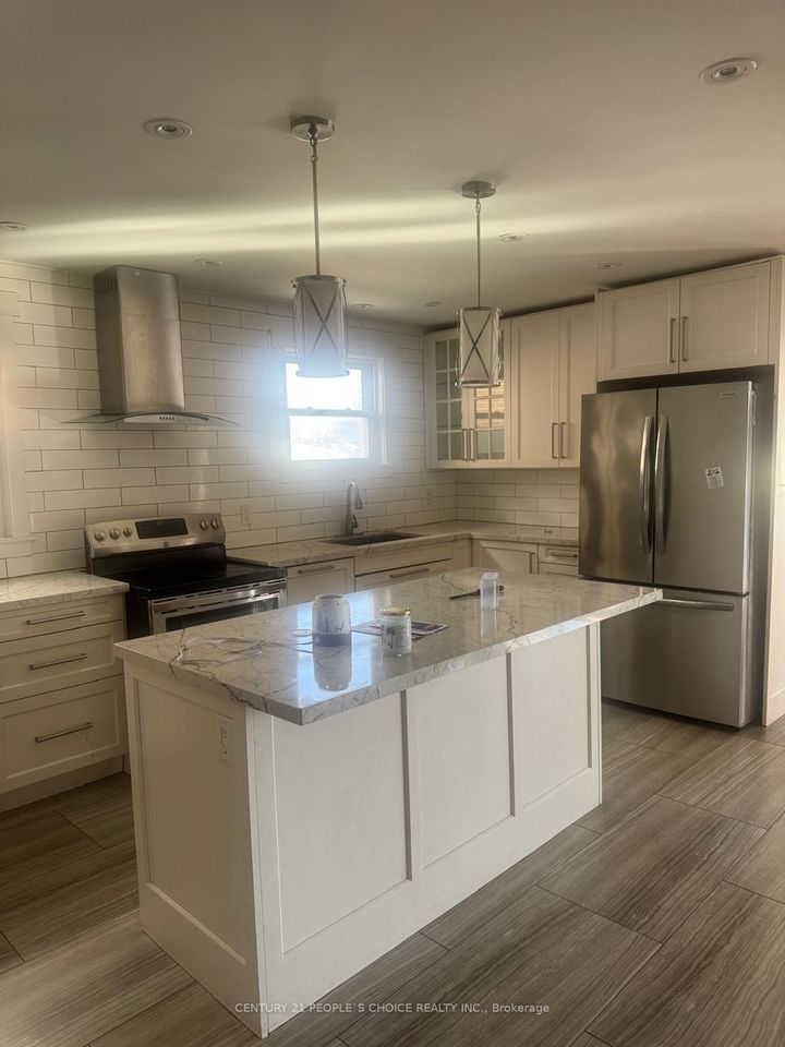 Photo 4 at 14 Albermarle Court, Heart Lake West, Brampton