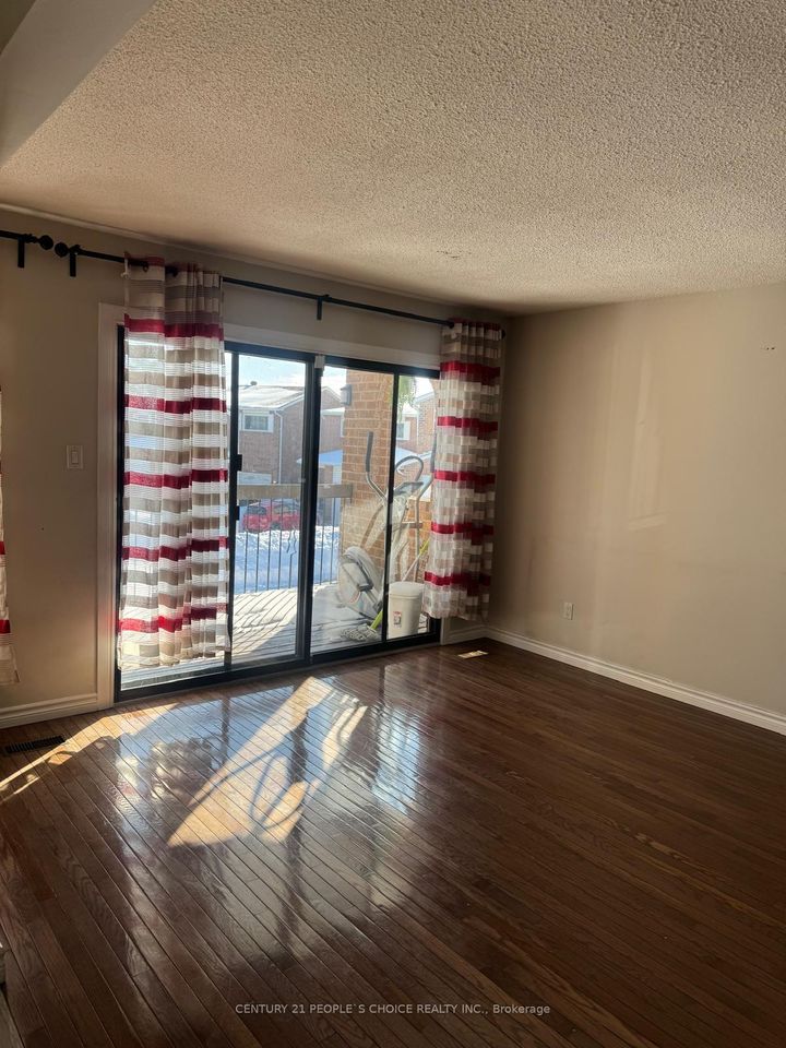 Photo 6 at 14 Albermarle Court, Heart Lake West, Brampton