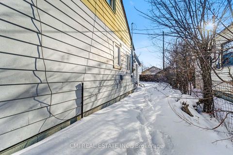 Photo 8 at 3032 Victory Crescent, Malton, Mississauga